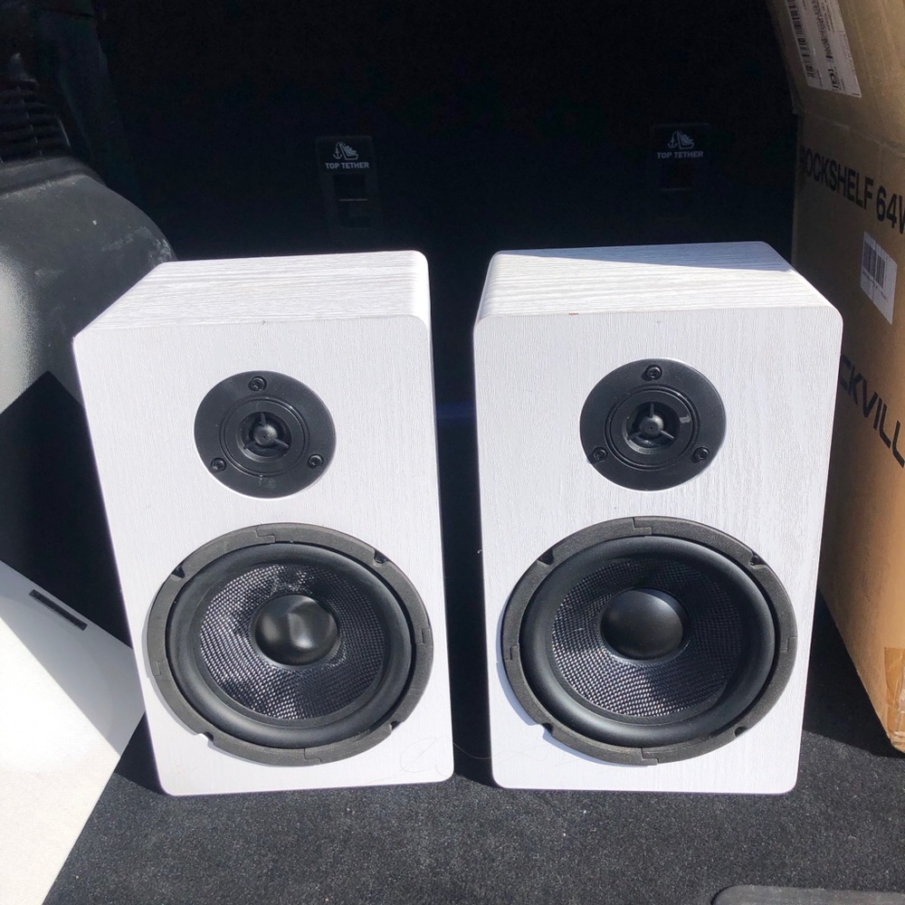 White bluetooth speakers